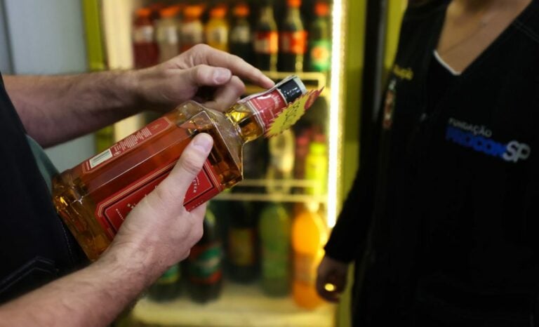 Governo de São Paulo montou força-tarefa para fiscalizar bares e distribuidoras suspeitos. Foto: Pablo Jacob/Governo de São Paulo