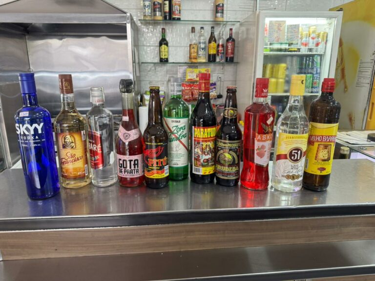 Comércio em São Vicente tem bebidas apreendidas com suspeita de adulteração; polícia civil investiga
