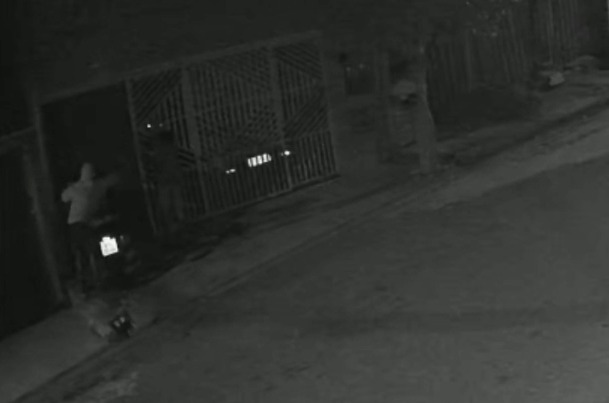 VÍDEO: Moto é furtada de dentro de residência em São José