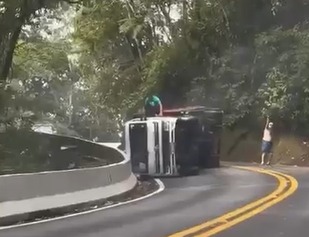 VÍDEO: Caminhão tomba e gera congestionamento na Oswaldo Cruz em Ubatuba