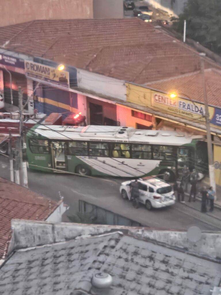 VÍDEO: Ônibus invade e destrói loja no Taquaral