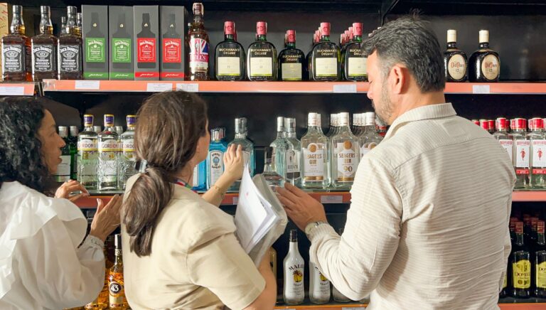 Força-tarefa fecha adega clandestina e apreende bebidas impróprias para venda em São Vicente