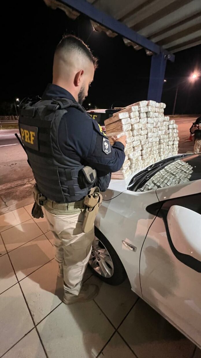 PRF apreende carga de R$ 2 milhões em drogas na Via Dutra, em Caçapava PRF apreende carga de R$ 2 milhões em drogas na Via Dutra, em Caçapava