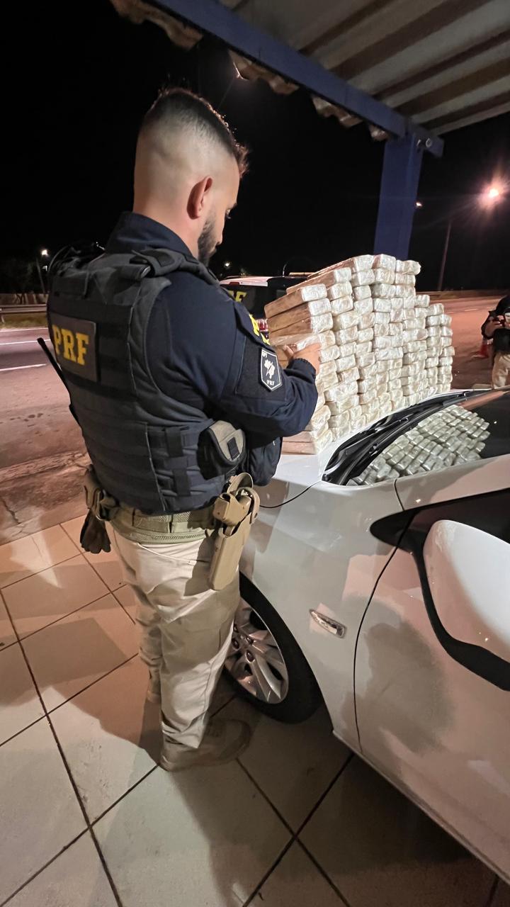 PRF apreende carga de R$ 2 milhões em drogas na Via Dutra, em Caçapava
