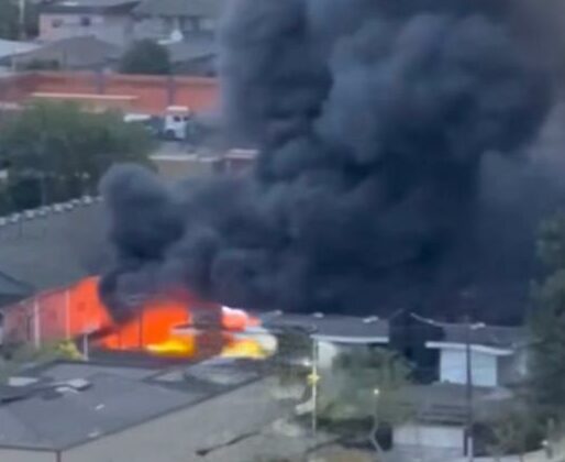 Incêndio de grandes proporções atinge galpão de empresa em cidade do litoral