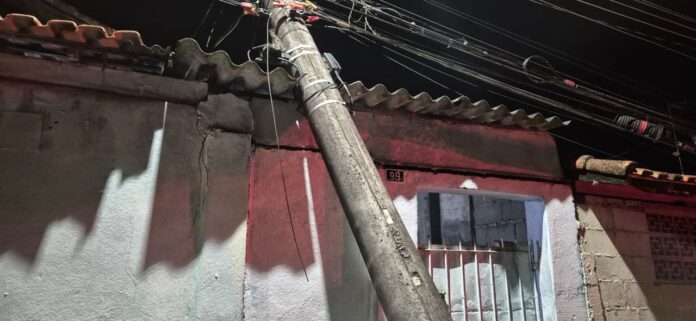 Bombeiros atendem queda de poste sobre casa e resgatam vaca de vala em Caçapava Bombeiros atendem queda de poste sobre casa e resgatam vaca de vala em Caçapava