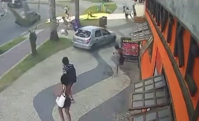 VÍDEO: Jovem invade calçada e quase atropela pedestres em Caraguatatuba