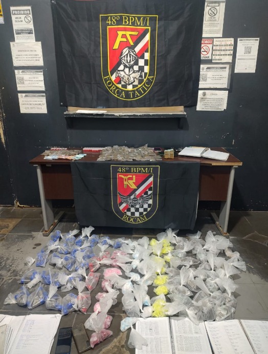 PM apreende R$ 9 mil escondidos em travesseiro e mais de 1,4 mil porções de drogas em Hortolândia