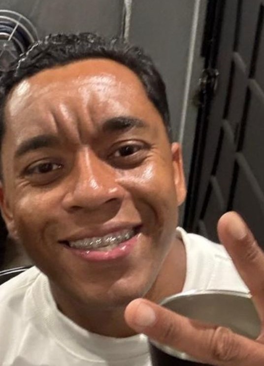 Homem é assassinado com mais de 15 tiros em frente à própria casa Homem é assassinado com mais de 15 tiros em frente à própria casa