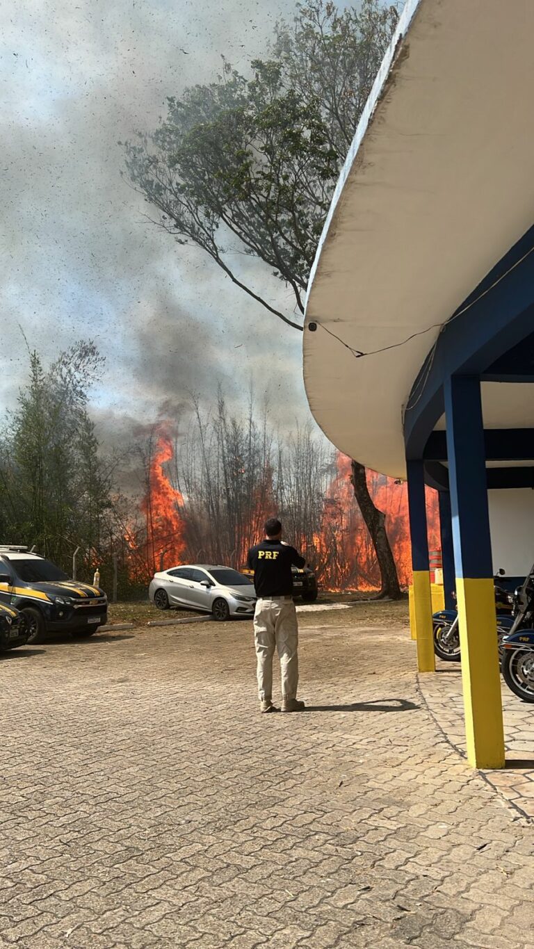 VÍDEO: Incêndio atinge viaturas da PRF em Roseira