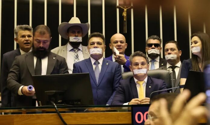 Deputados protestam contra prisão domiciliar de Jair Bolsonaro (PL) | Foto: José Cruz/Agência Brasil