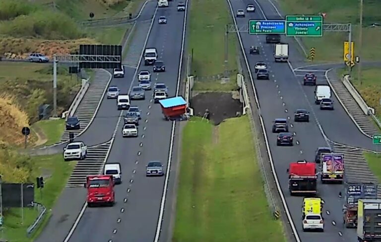 Piscina cai em rodovia e interdita faixa