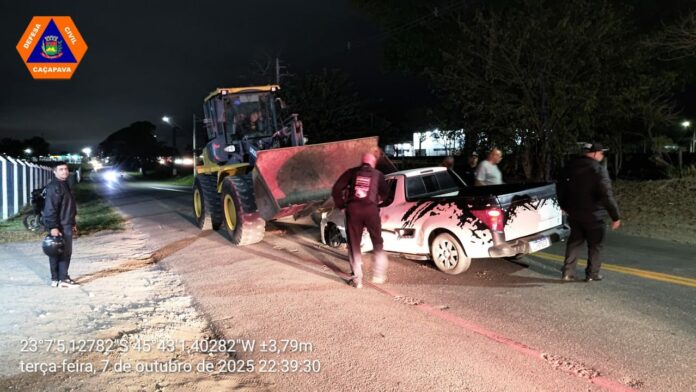 Motorista perde o controle e carro atinge retroescavadeira em Caçapava