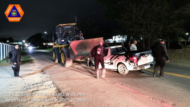 Motorista perde o controle e carro atinge retroescavadeira em Caçapava