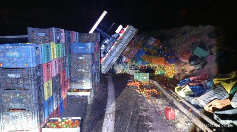 Caminhão carregado de tomate tomba em alça de rodovia em Campinas