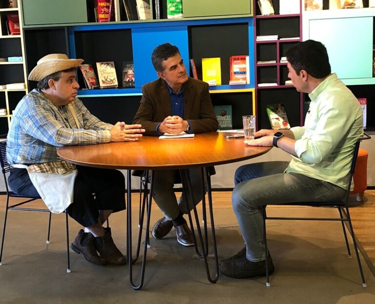 “Dois Tons de Chico”: Prefeito lembra apelidos de escola, se diverte com piadas e conta a vida fora da prefeitura