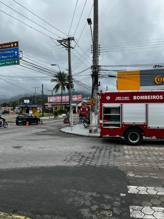 Jovem de 19 anos fica ferido em acidente entre carro e moto em Caraguatatuba
