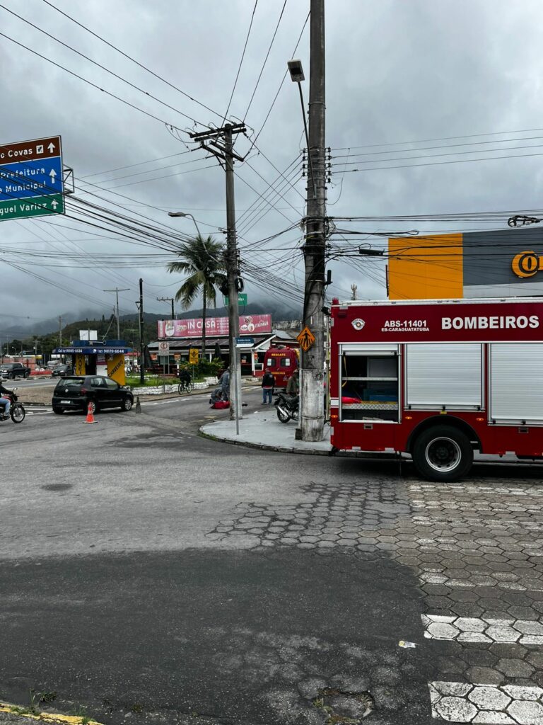 Jovem de 19 anos fica ferido em acidente entre carro e moto em Caraguatatuba