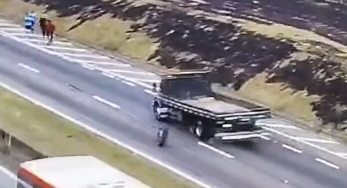 VÍDEO: Romeiro é atingido por pneu solto de caminhão na Via Dutra em São José