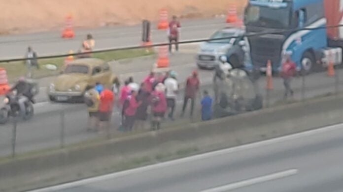 Carro capota na Via Dutra em São José