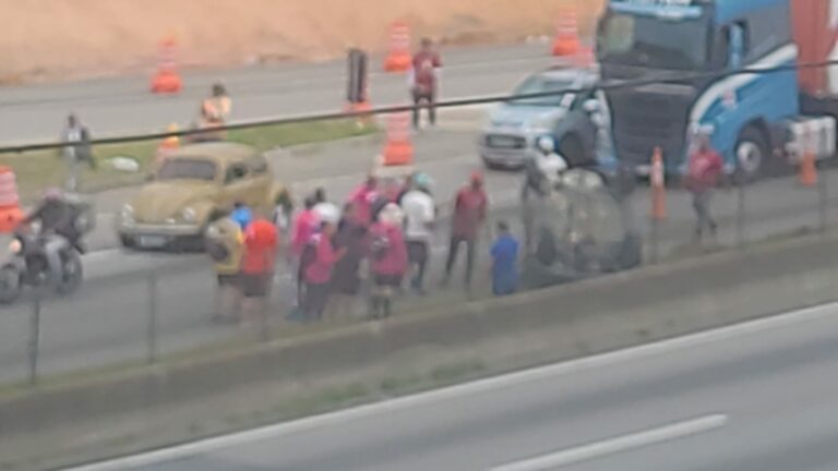 Carro capota na Via Dutra em São José