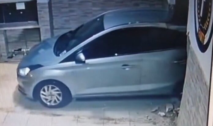 VÍDEO: Criminosos invadem loja com carro e furtam roupas em Caraguatatuba