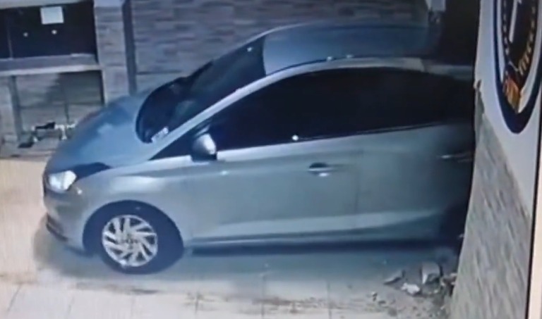 VÍDEO: Criminosos invadem loja com carro e furtam roupas em Caraguatatuba