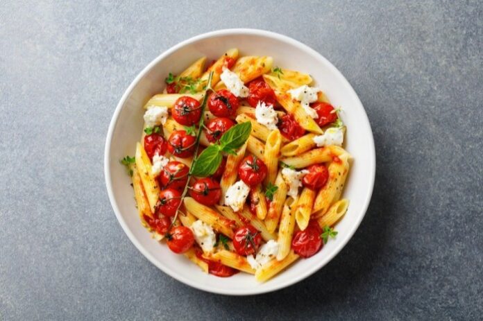 Penne caprese com presunto parma: leve, fresca e deliciosa