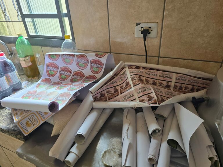 Empório é interditado em São José por suspeita de produção irregular de bebidas alcoólicas