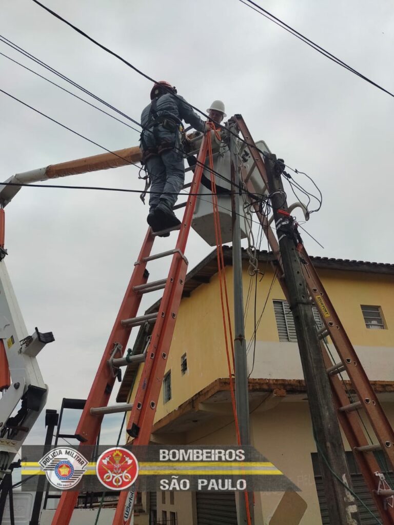 Bombeiros resgatam funcionário da Prefeitura preso em cesto elevador em Taubaté