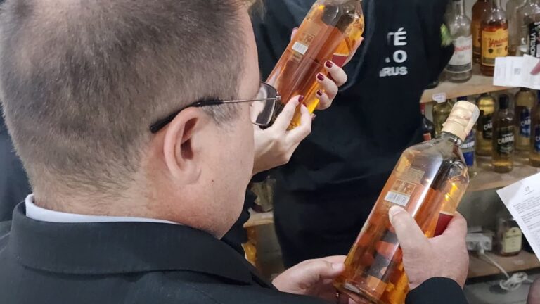 Operação fiscaliza comércios e leva dois à delegacia por suspeita de falsificaçãode bebidas em Taubaté