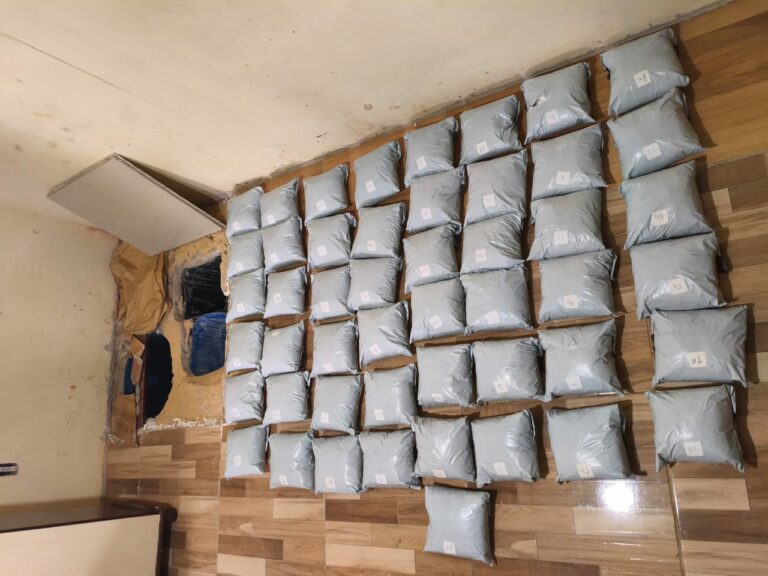 50 kg de cocaína são encontrados em buracos em edícula por policiais militares em Campinas