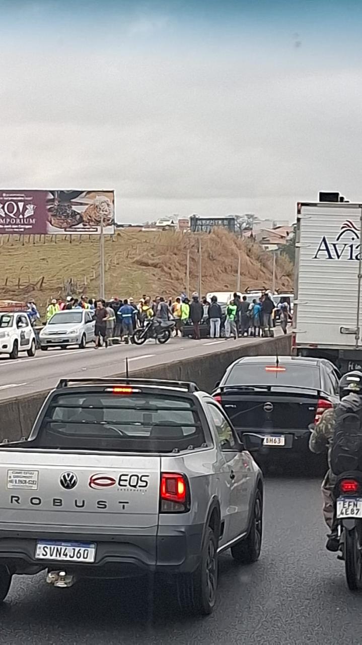 Dois romeiros são atropelados na Via Dutra em Caçapava