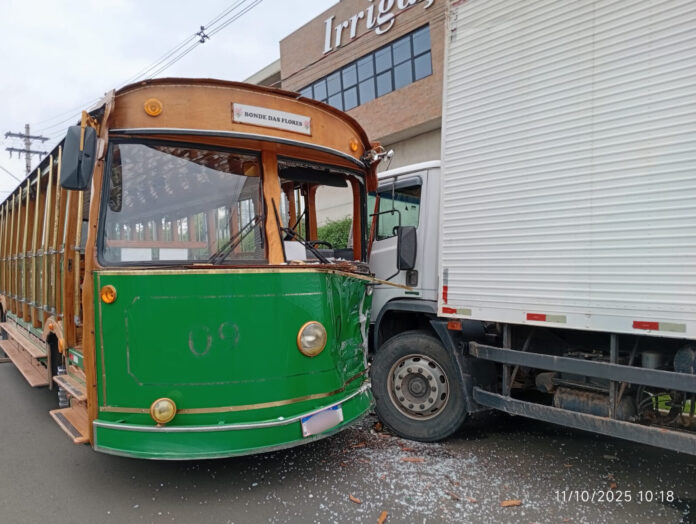Motorista de bondinho turístico morre após acidente de trabalho