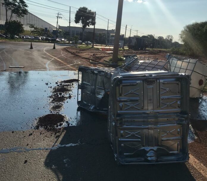 WhatsApp Image 2025-10-11 at 16.43.13 Caminhão derrama carga de produto químico em Betel