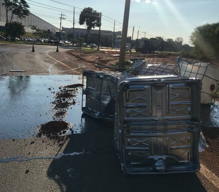 Caminhão derrama carga de produto químico em Betel