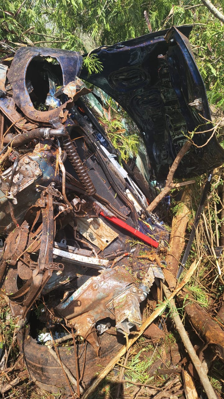 Motorista perde o controle e carro tomba às margens de rodovia em Piracicaba