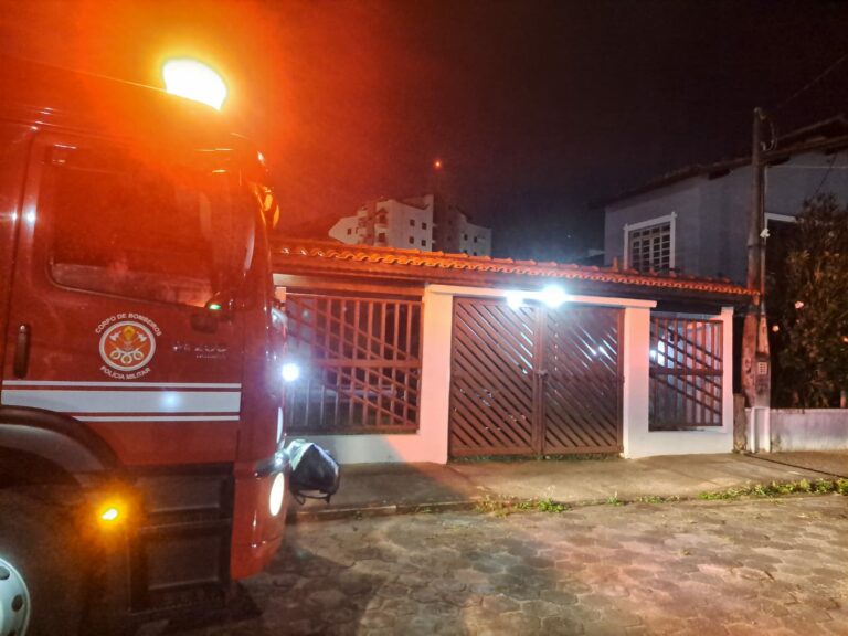 Princípio de incêndio atinge residência e mobiliza bombeiros em Caraguatatuba