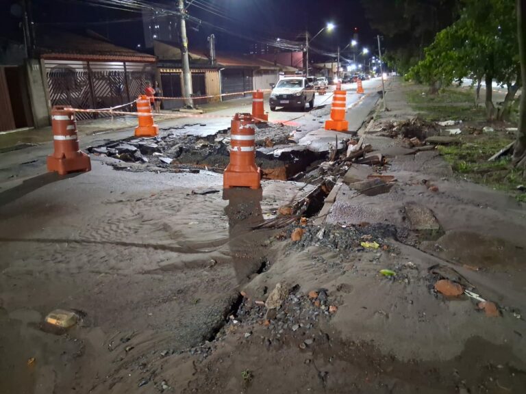 Chuvas causam alagamento em Taubaté e atingem dez casas no bairro Sítio Santo Antônio