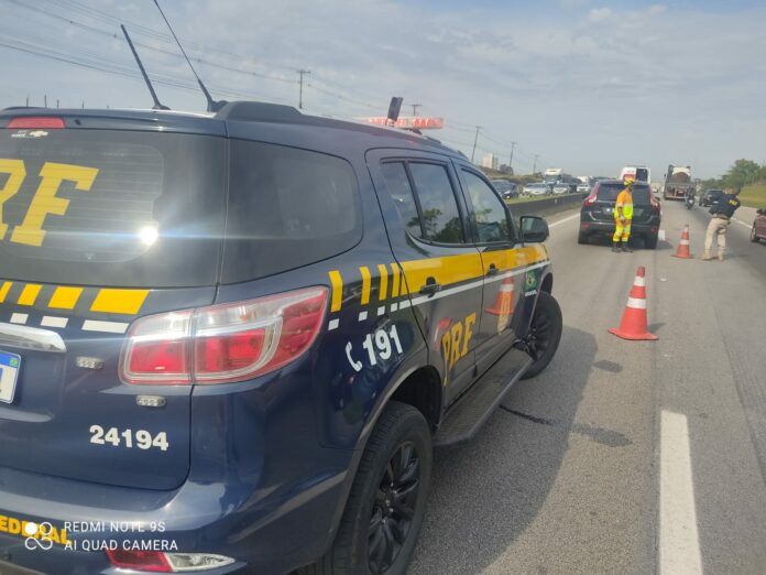 Dois acidentes seguidos causam interdição na Dutra em São José Dois acidentes seguidos causam interdição na Dutra em São José