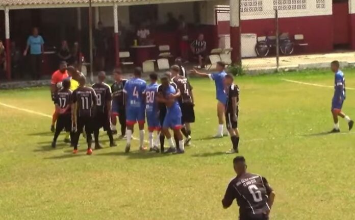 Homem é preso por injúria racial durante partida de futebol amador em Taubaté Homem é preso por injúria racial durante partida de futebol amador em Taubaté