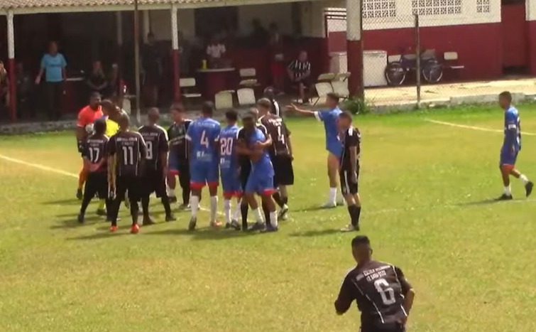 Homem é preso por injúria racial durante partida de futebol amador em Taubaté