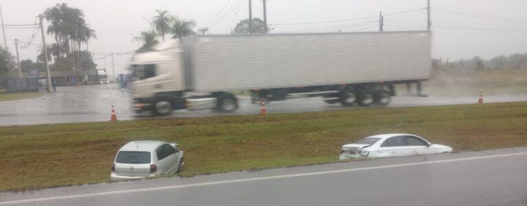 Engavetamento entre carros e moto deixa feridos na SP-340, em Jaguariúna