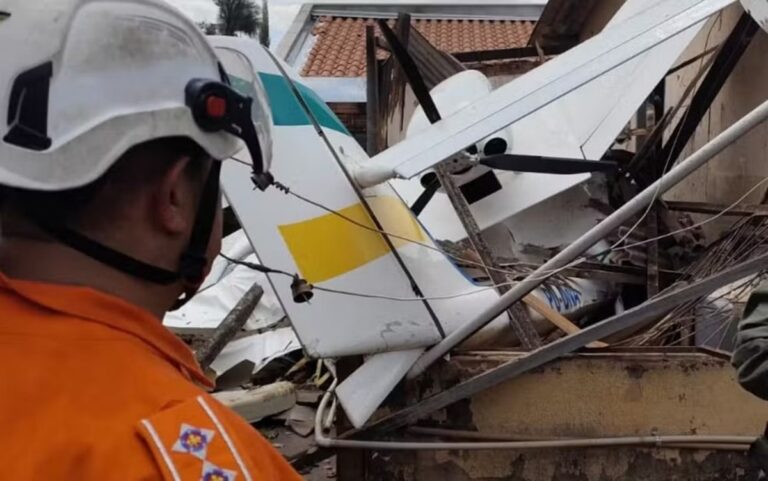 Avião caiu sobre residência em Goiânia | Foto: Divulgação/CBMGO