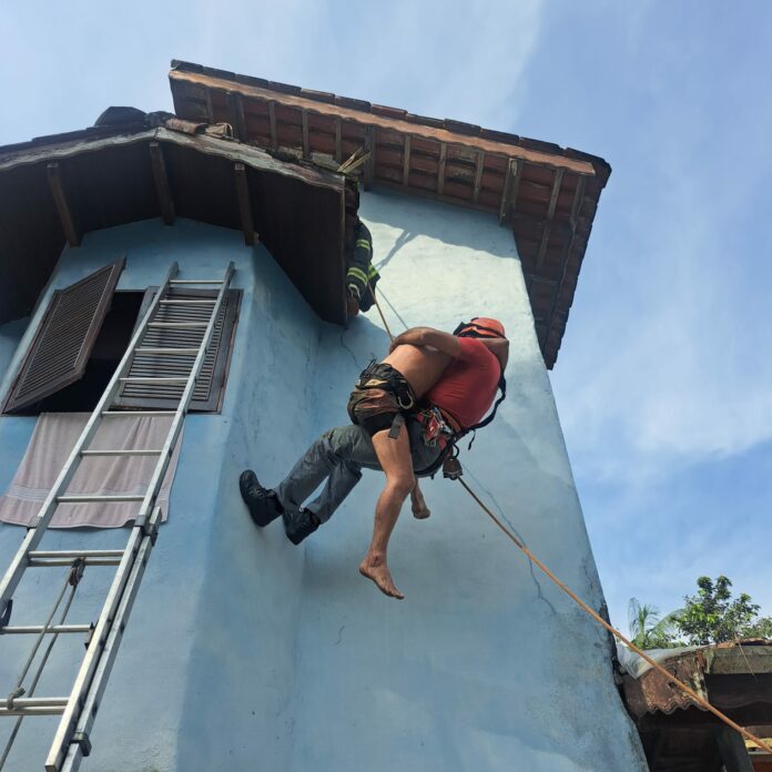 Idoso é picado por marimbondos e resgatado de telhado com rapel em Ubatuba