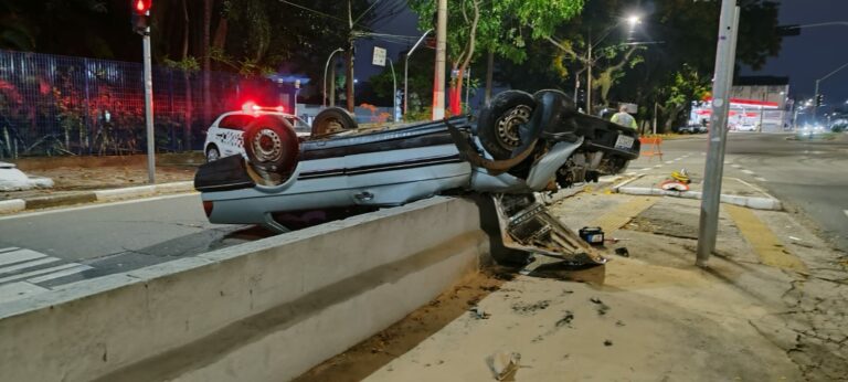 Carro usado em roubo de farmácia capota após perseguição policial em Campinas