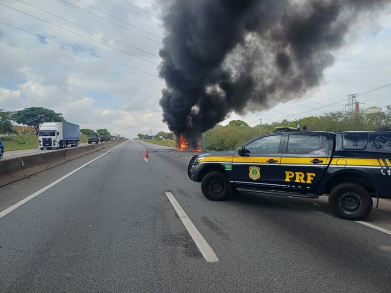 Reboque carregado de concreto pega fogo e interdita Via Dutra em Caçapava