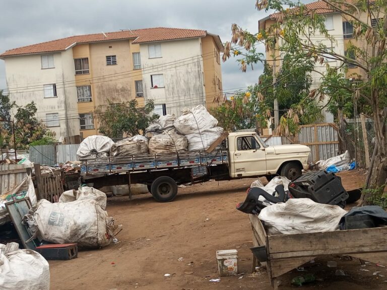 Caminhão recém-comprado é furtado em frente a oficina em Campinas