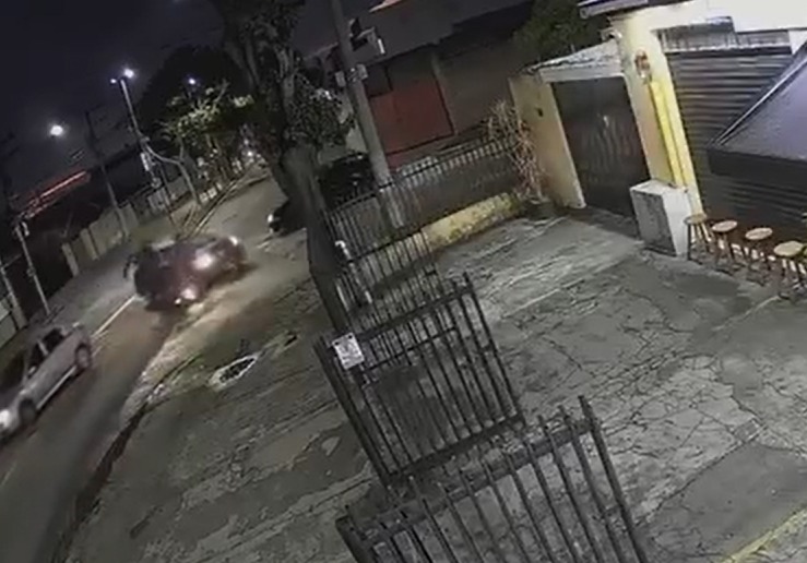 Pai e filho ficam feridos após acidente de moto em São José; veja VÍDEO