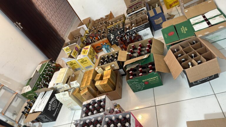 Homem preso por falsificar bebidas em São José é solto após audiência de custódia